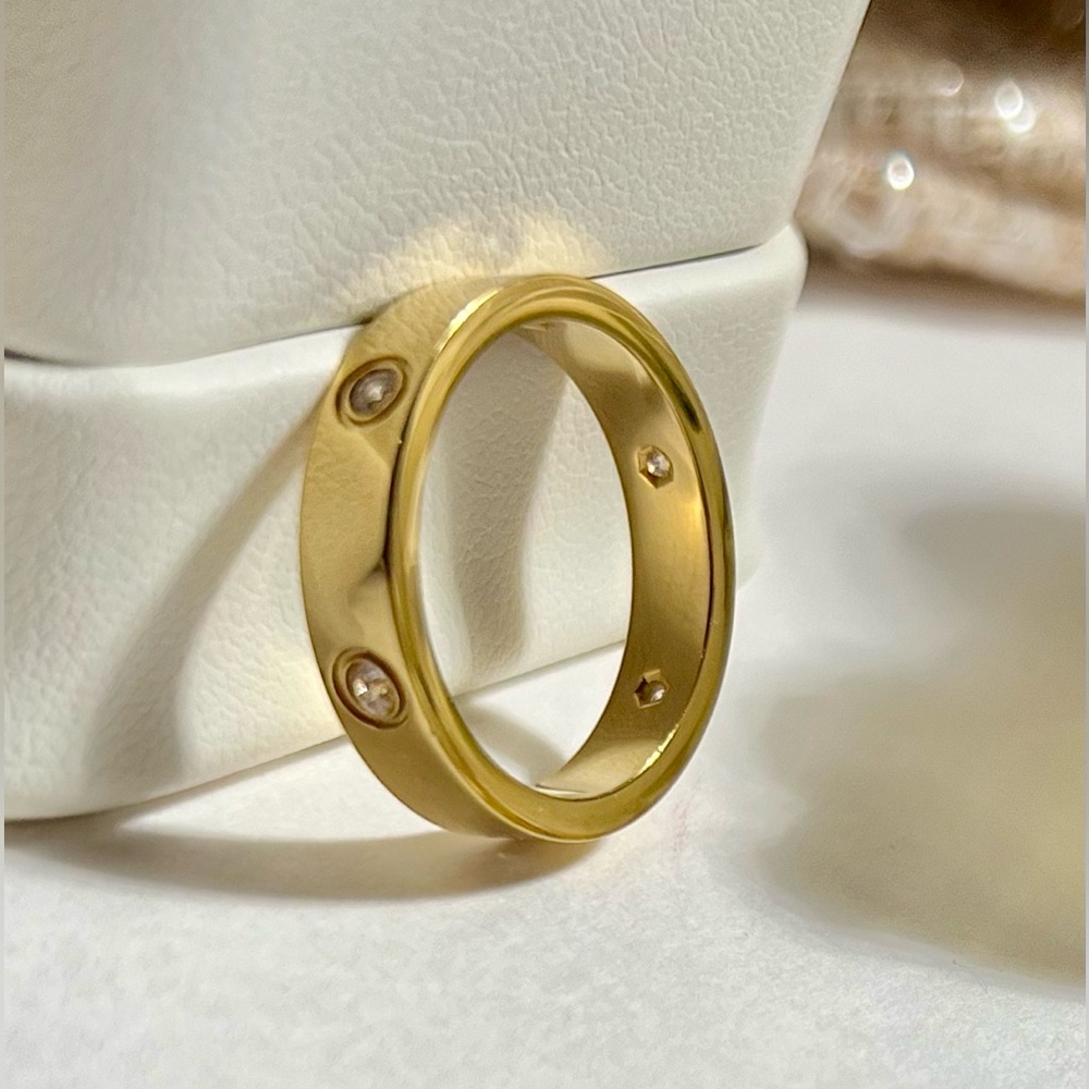 18K HGE Gold Band Ring love Crystal inlaid gold ring Size about 7. Yellow Gold